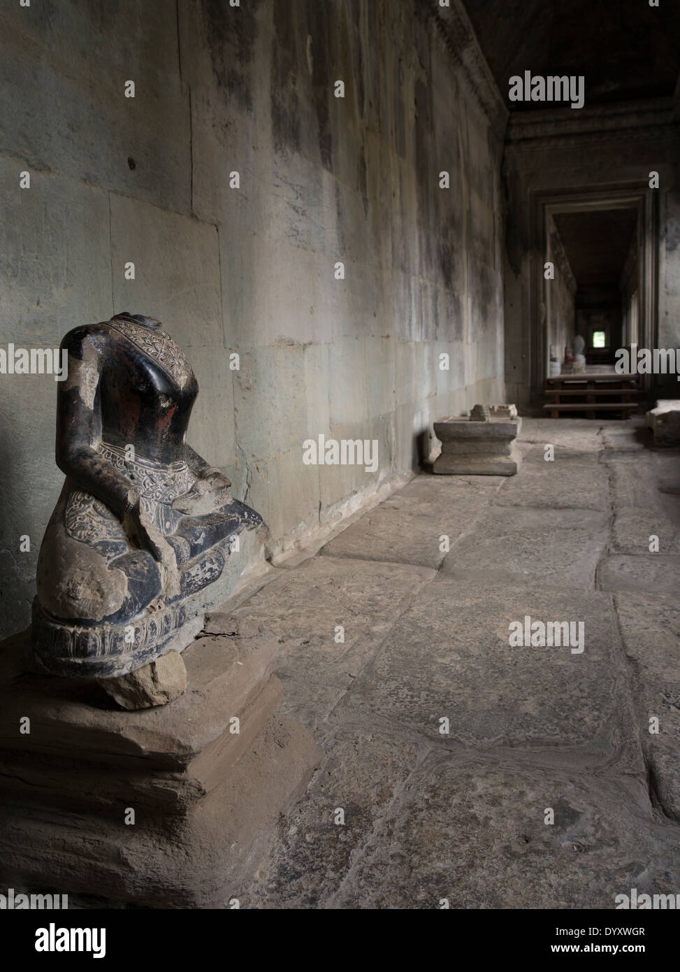 Statua senza testa. Angkor Wat, Tempio buddista complessa, Siem Reap, Cambogia Foto Stock