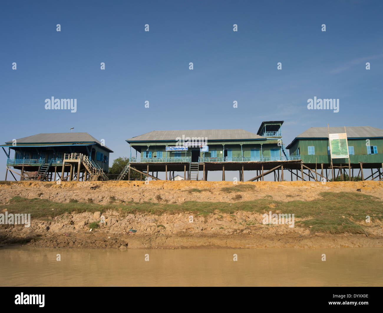 La scuola secondaria a Kompong Pluk villaggio galleggiante vicino a Siem Reap, Cambogia Foto Stock