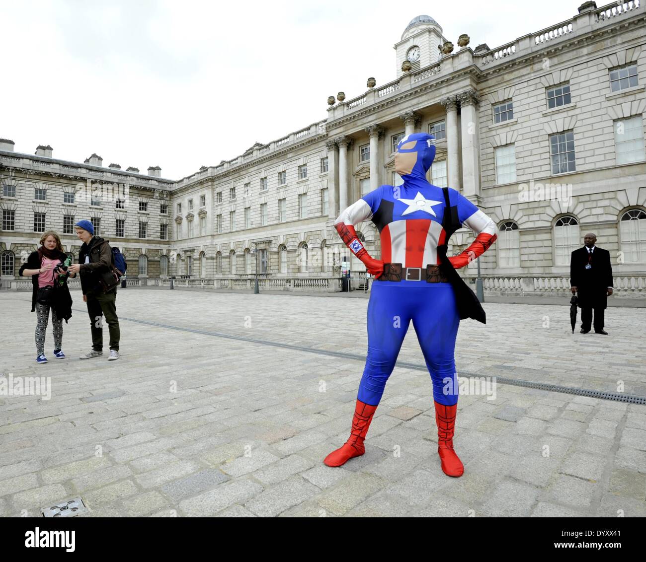 27/04/2014: Cosplayers, zombie, stormtroopers, steampunks, daywalkers, supereroi si riuniranno presso la Somerset House di Londra per una sfilata per le strade di Londra. Una femmina di Captain America. Foto di Julie Edwards Foto Stock