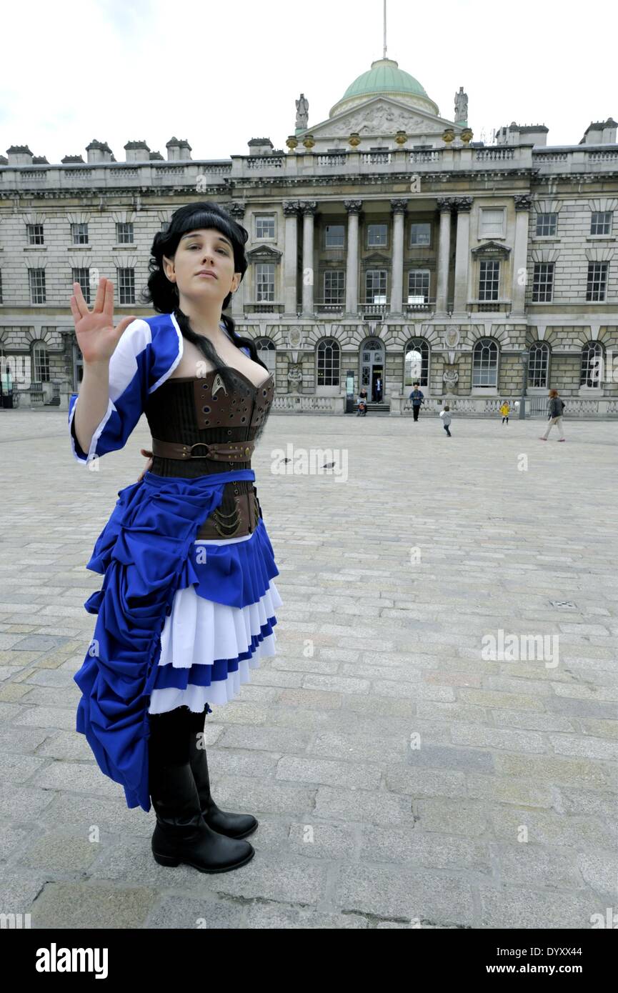 27/04/2014: Cosplayers, zombie, stormtroopers, steampunks, daywalkers, supereroi si riuniranno presso la Somerset House di Londra per una sfilata per le strade di Londra. Una femmina di Vulcan. Foto di Julie Edwards Foto Stock
