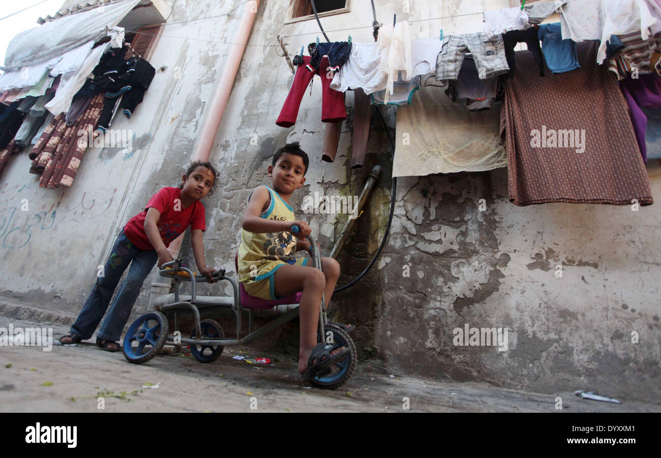 Aprile 27, 2014 - Gaza City, nella Striscia di Gaza, Territori palestinesi - bambini palestinesi giocare al di fuori della loro casa di famiglia Al Shati Refugee Camp Gaza City il 27 aprile 2014. Il primo ministro Israeliano, Binyamin Netanyahu, accusato il western-backed presidente Palestinese, Mahmoud Abbas per la formazione di un'alleanza con Hamas, che egli ha chiamato ''Un'organizzazione terroristica che chiede la distruzione di Israele'',ed ha accennato ad ulteriori misure di ritorsione (credito Immagine: © Ashraf Amra/immagini APA/ZUMAPRESS.com) Foto Stock