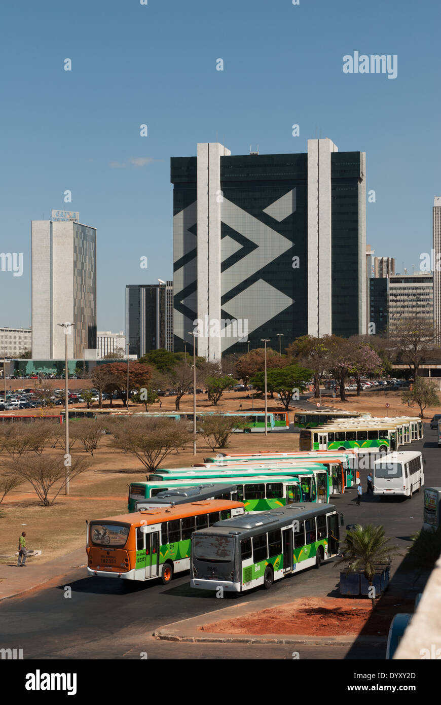 Brasilia, Brasile. Banco do Brasil sede edificio. Gli autobus. Foto Stock