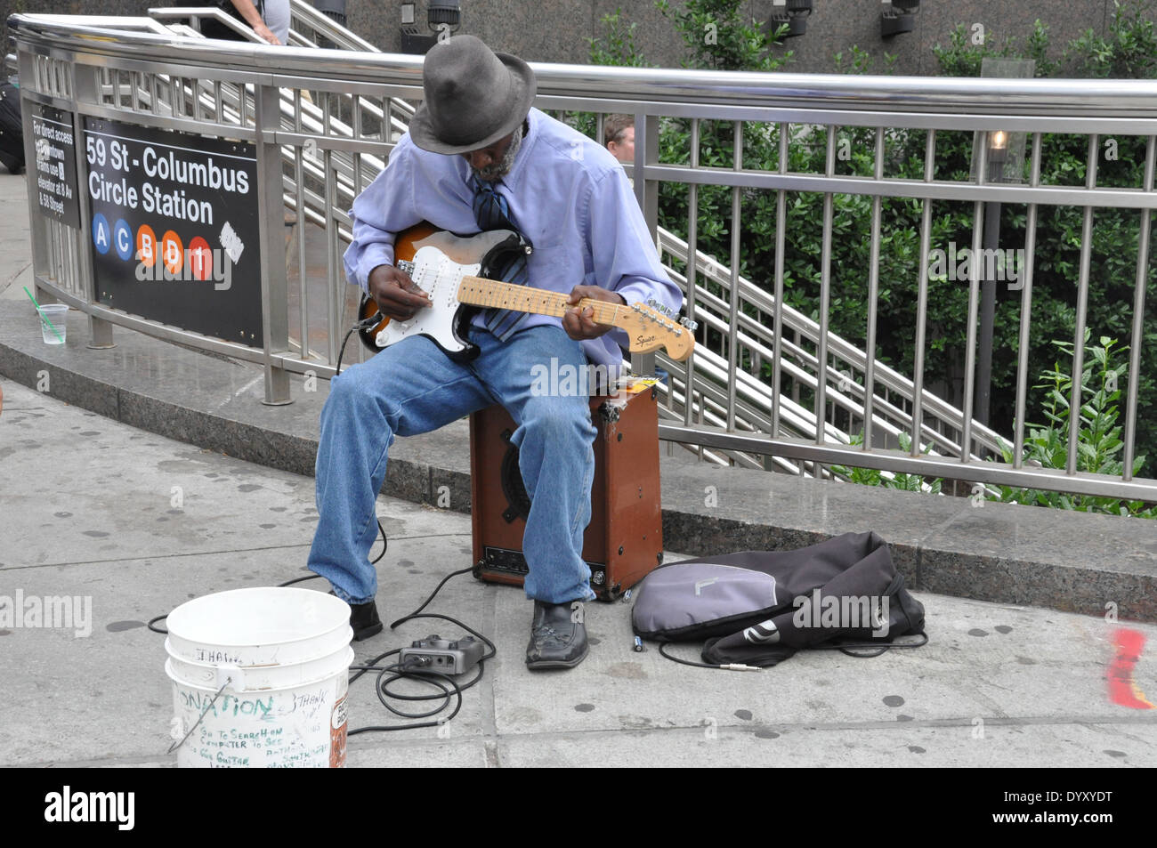 Busker di suonare una chitarra a Columbus Circle, Manhattan, New York City. Foto Stock