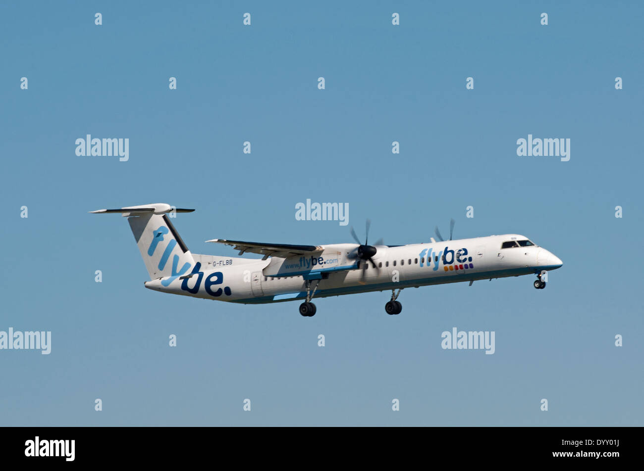 Flybe DHC-8-402 F-LBB Dash 8 arrivando a Aberdeen Dyce aeroporto. SCO 9071. Foto Stock
