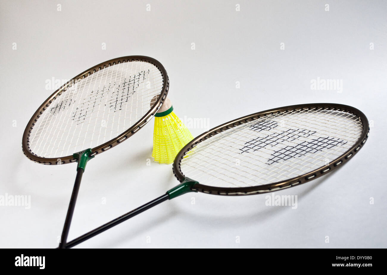 Attrezzature sportive. Badminton racchetta, volano su uno sfondo bianco. Foto Stock