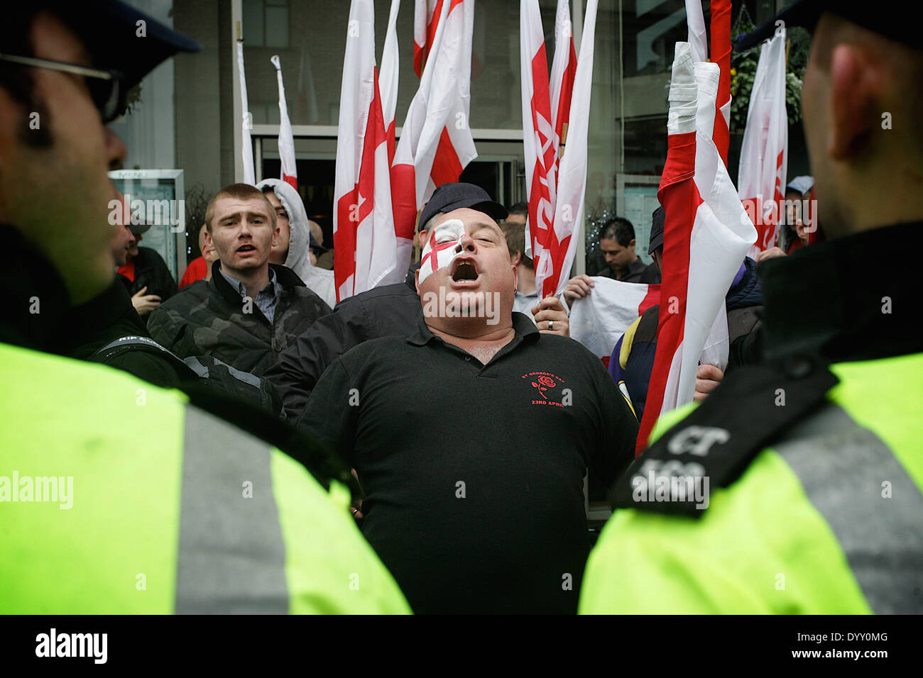 I membri del partito nazionalista inglese Alliance (ENA) a marzo in Brighton, talvolta riferita come la difesa inglese League Foto Stock