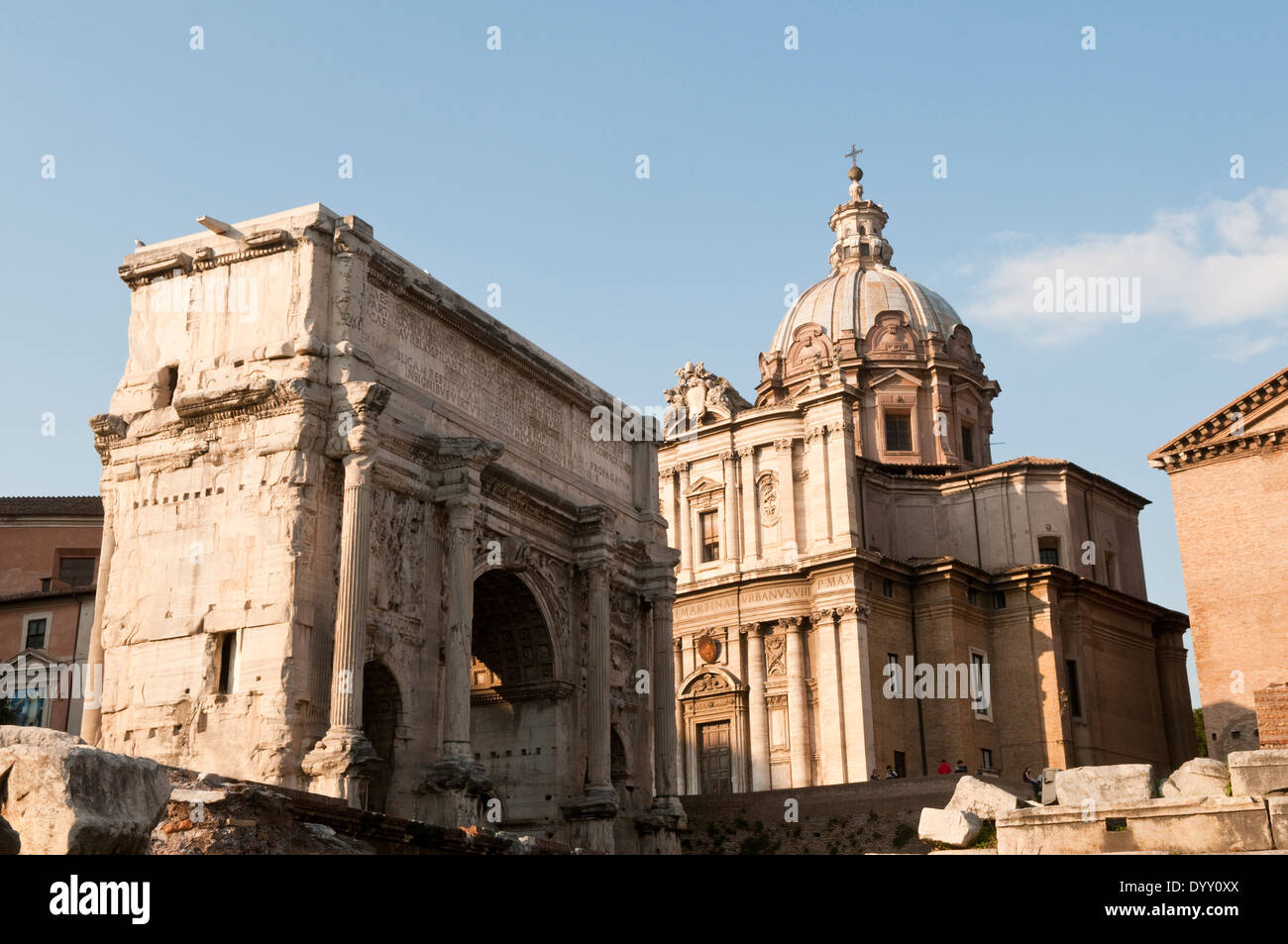 L'Arco di Settimio Severo e la chiesa dei Santi Luca e Martina al Foro Romano Foto Stock