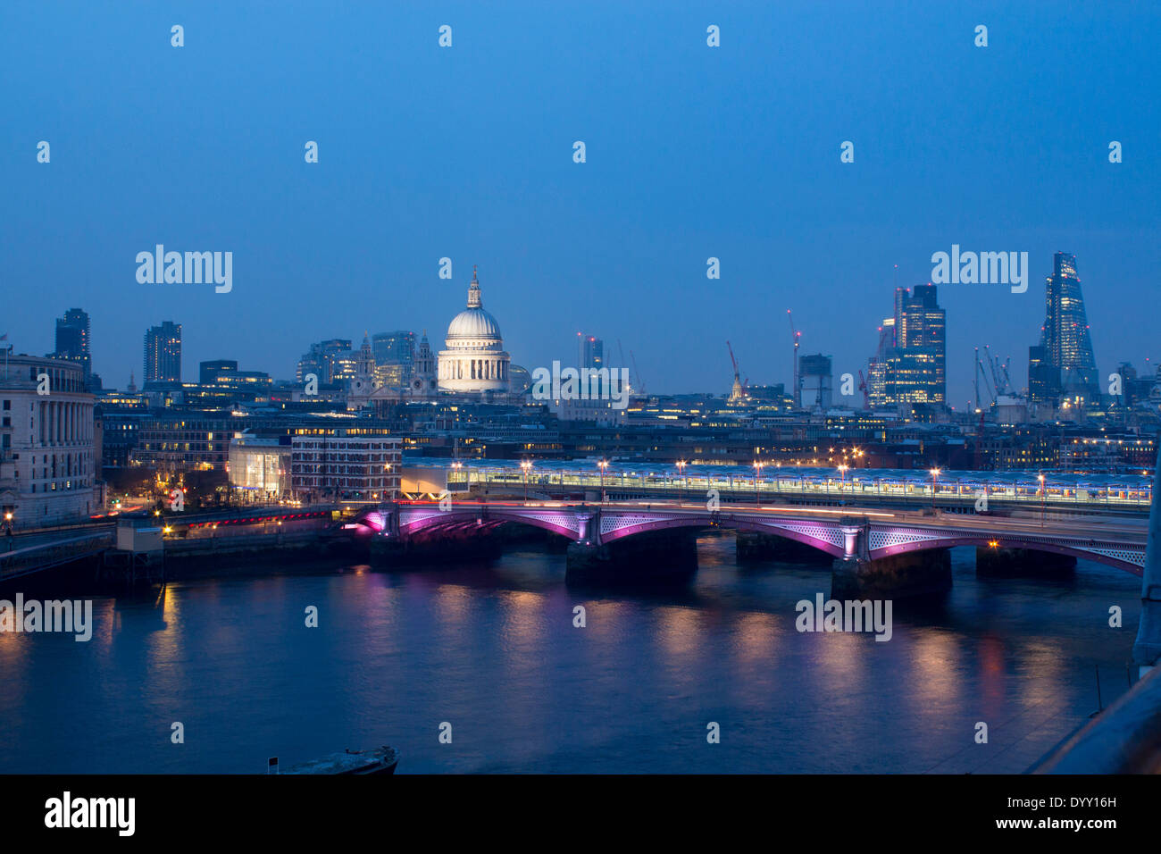 City of London skyline, Blackfriars Bridge e il fiume Tamigi di notte da Oxo Tower Londra Inghilterra REGNO UNITO Foto Stock