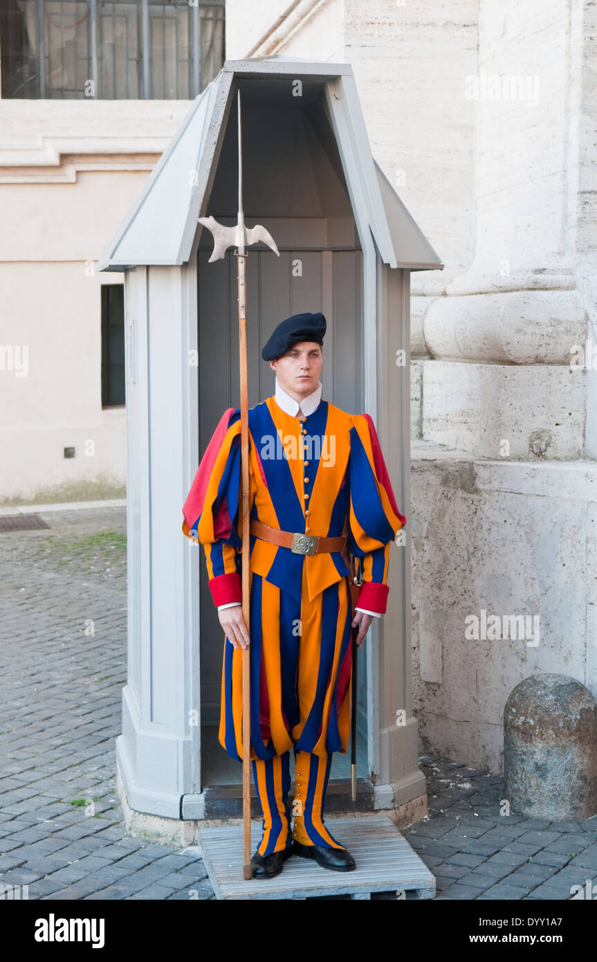 Un membro della Guardia Svizzera Pontificia presso la Basilica di San Pietro a Roma Foto Stock