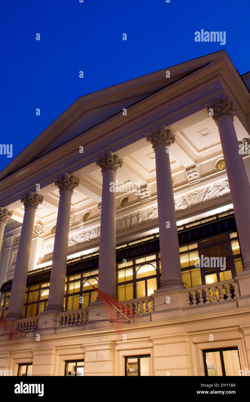 Royal Opera House facciata Covent Garden di notte Londra Inghilterra REGNO UNITO Foto Stock
