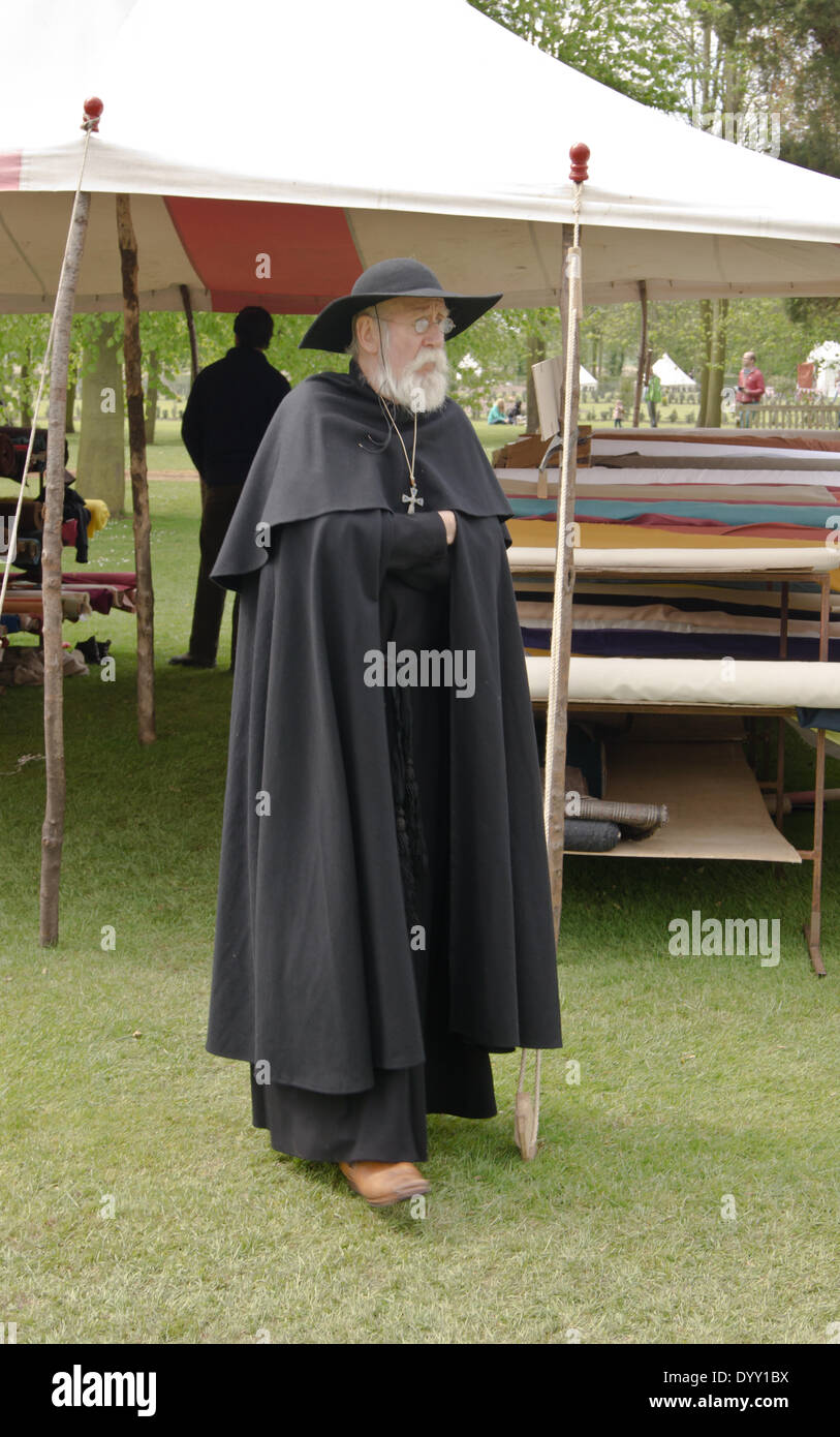 Medieval priest immagini e fotografie stock ad alta risoluzione - Alamy