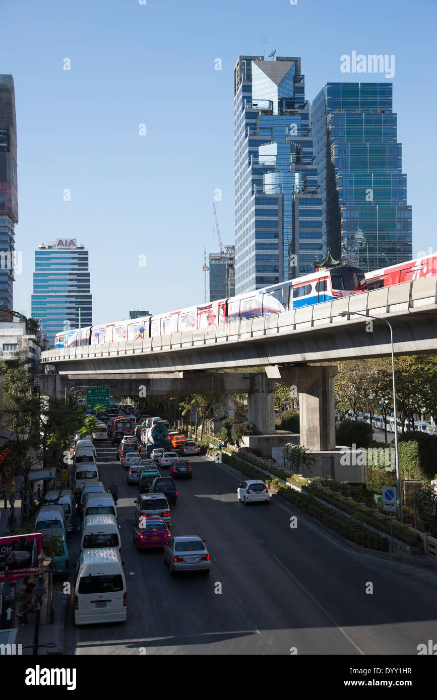 Il transito di massa Skytrain BTS al di sopra di Silom Road a Bangkok in Tailandia Foto Stock