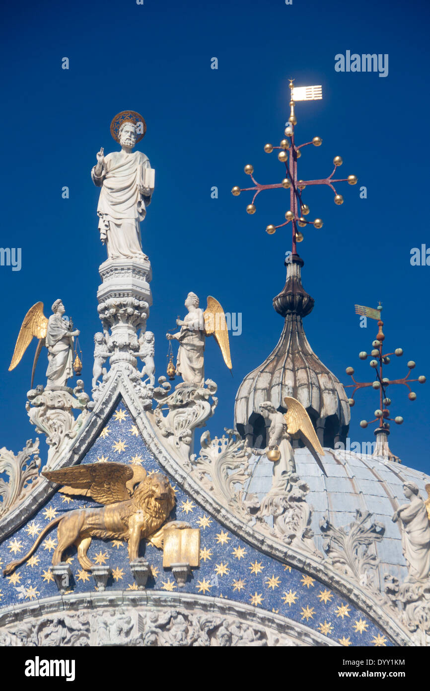 San Marco la Basilica di San Marco la statua e la cupola con croci e Leone di San Marco Venezia Veneto Italia Foto Stock