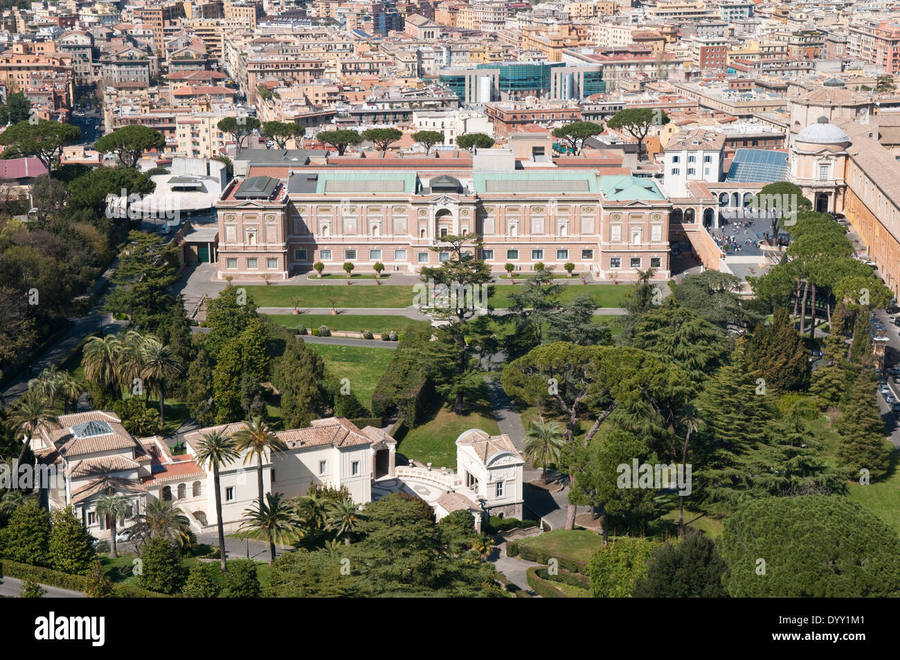 Vista sulla Città del Vaticano giardini che mostra il Palazzo del Governatorato dello Stato della Città del Vaticano Foto Stock