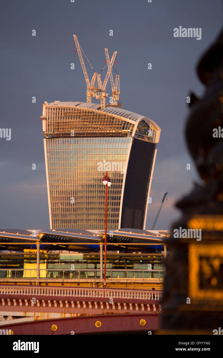 Il grattacielo Walkie-Talkie al tramonto 20 Fenchurch Street Blackfriars Bridge in primo piano città di Londra Inghilterra REGNO UNITO Foto Stock