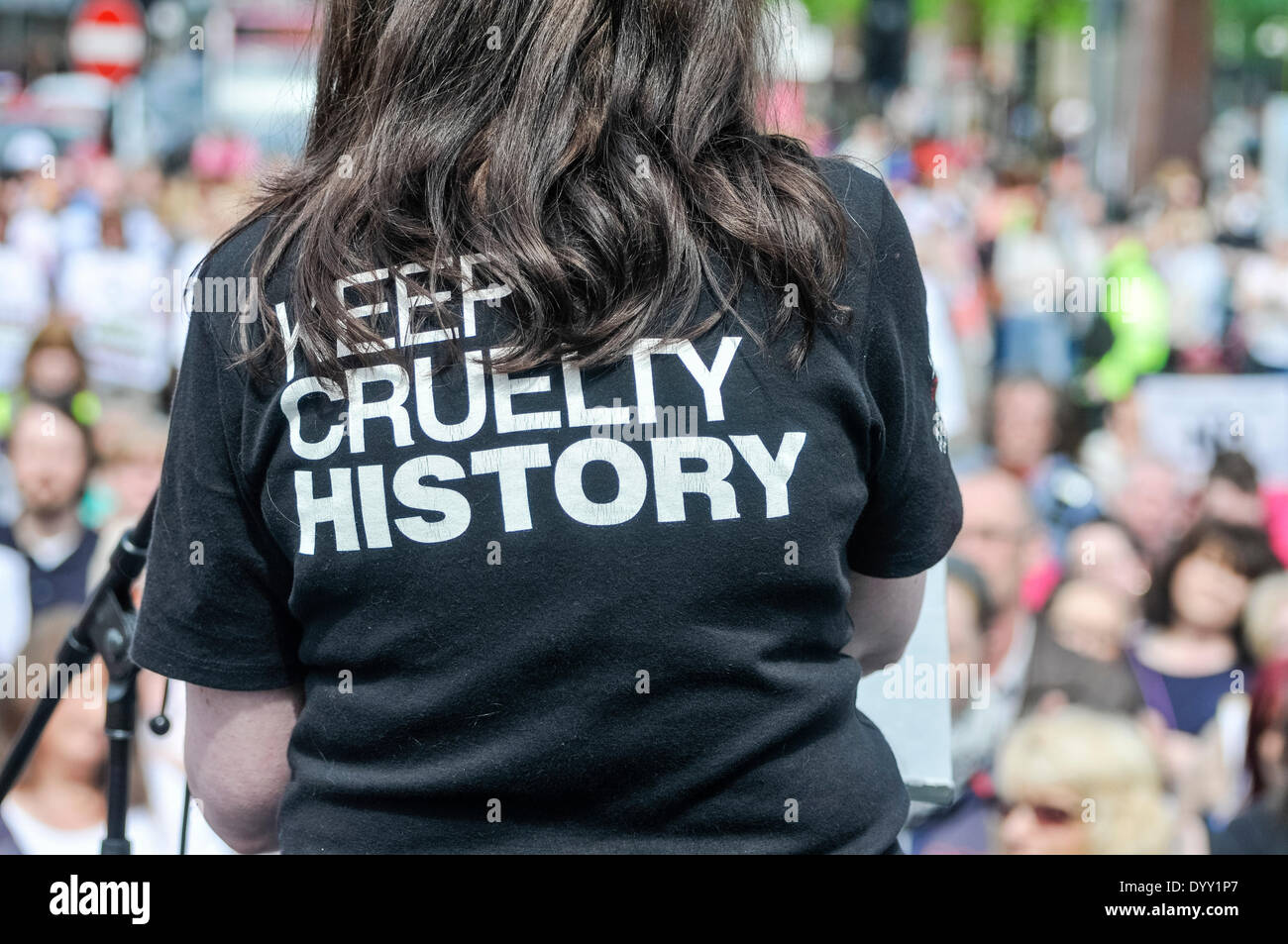 Belfast, Irlanda del Nord. 27 apr 2014 - Una donna che indossa una maglietta che dice "Tenere la crudeltà della storia" affronta una grande folla ad un anti-crudeltà nei confronti degli animali di rally. Credito: Stephen Barnes/Alamy Live News Foto Stock