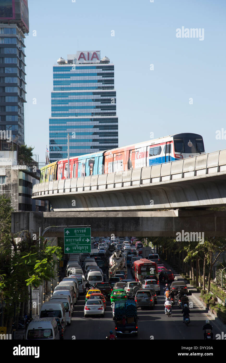 Il transito di massa Skytrain BTS al di sopra di Silom Road a Bangkok in Tailandia Foto Stock