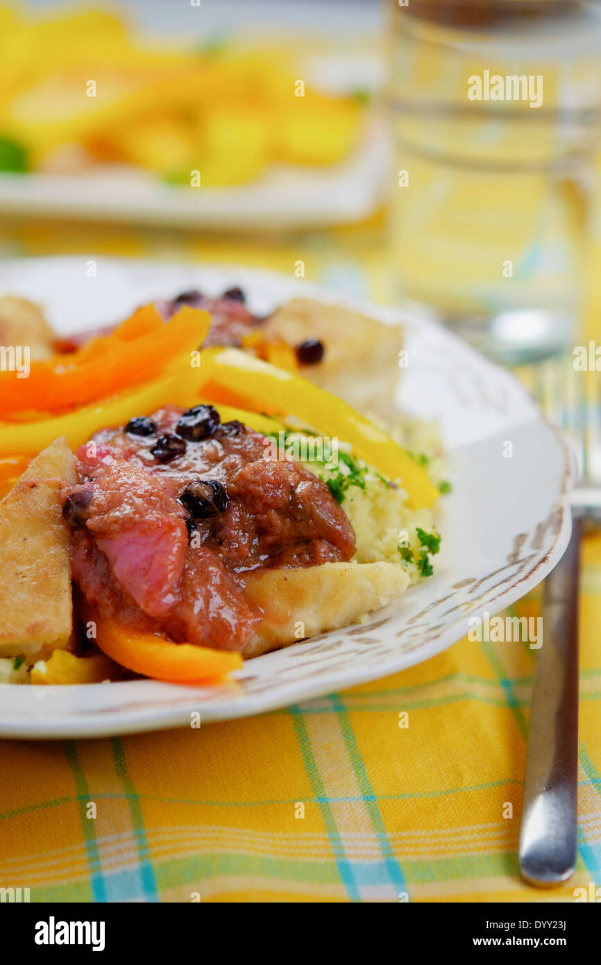Cotolette di tofu sul couscous con peperoni e chutney di rabarbaro Foto Stock