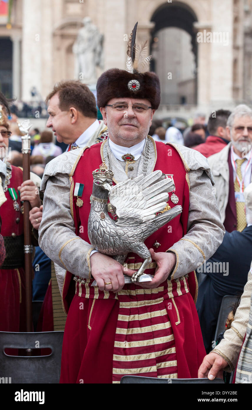 Canonizzazione di Papa Giovanni Paolo II e Papa Giovanni XXIII Città del Vaticano, Roma, Italia. 4/27/14. Un uomo polacco appartenente ad una gilda dalla città di Cracovia, contiene una statua in argento di un uccello con una corona. Foto Stock