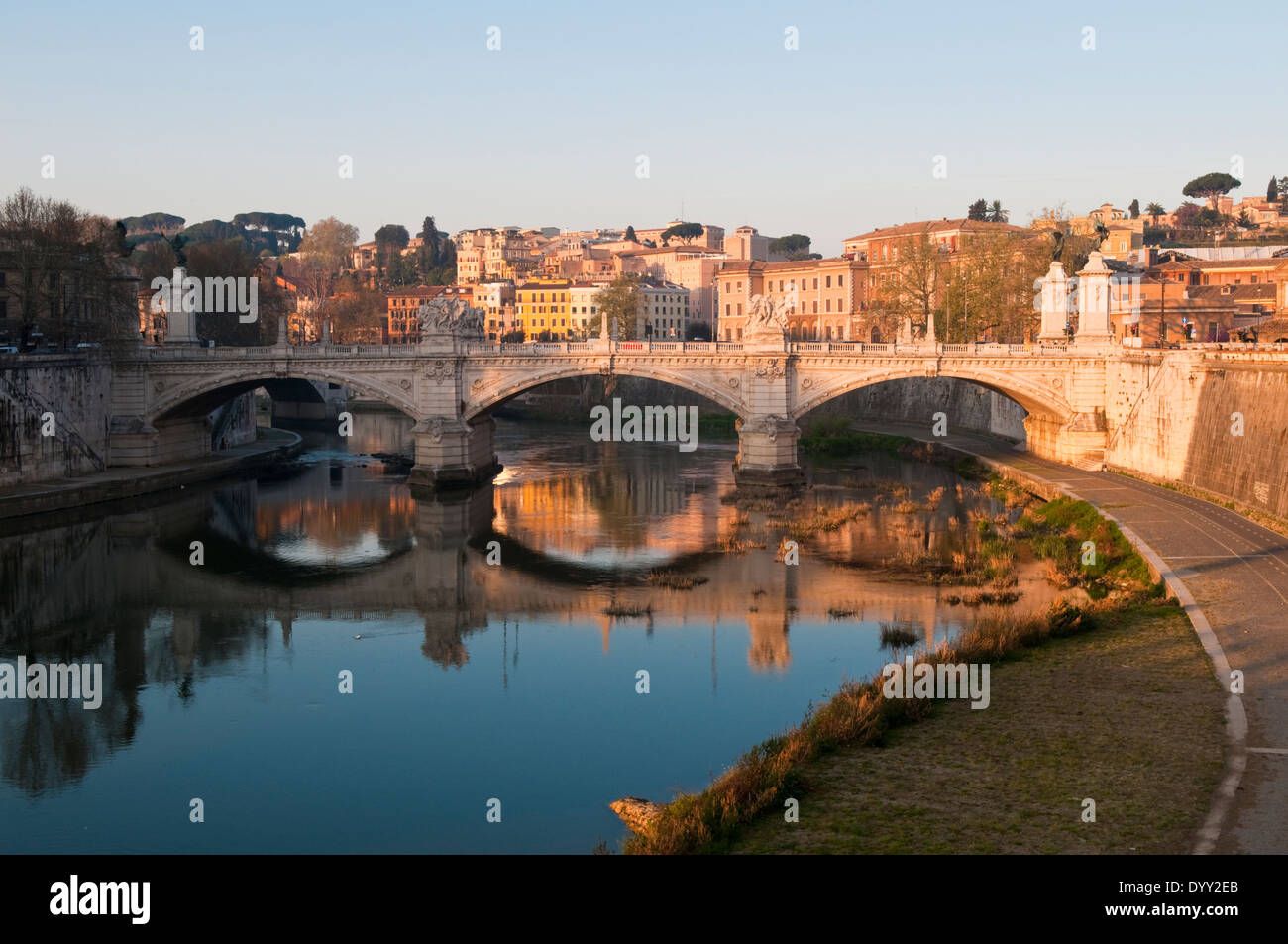 Luce del sole di mattina sul Ponte Vittorio Emanuele sul fiume Tevere a Roma, Italia Foto Stock