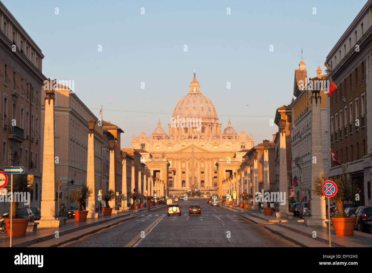 Vista lungo la Via della Conciliazione in Roma, Italia, verso la Basilica  di San Pietro in Vaticano a sunrise Foto stock - Alamy