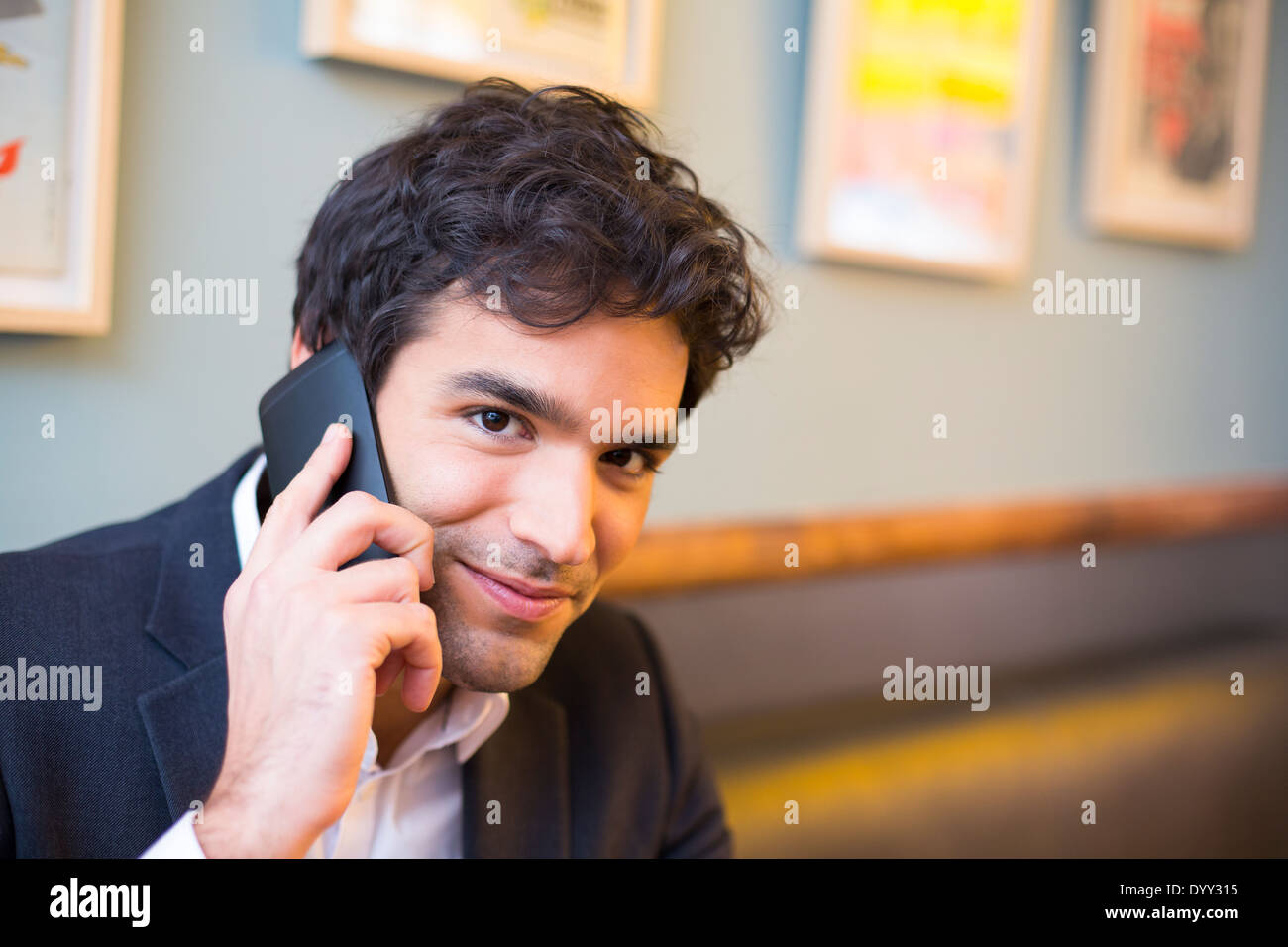Maschio sorridente allegro ristorante smartphone Foto Stock