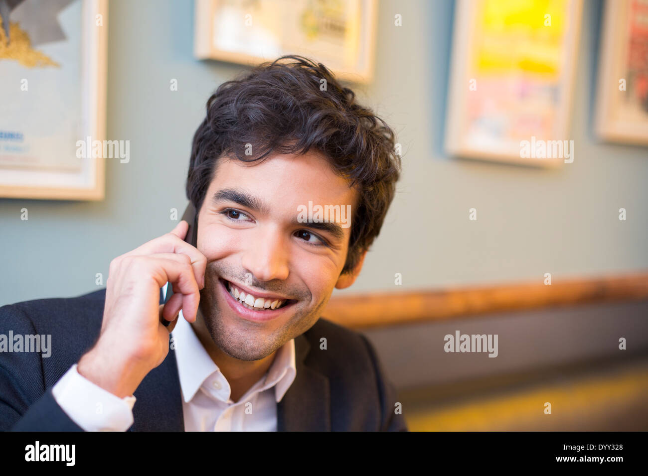 Maschio sorridente allegro ristorante smartphone Foto Stock