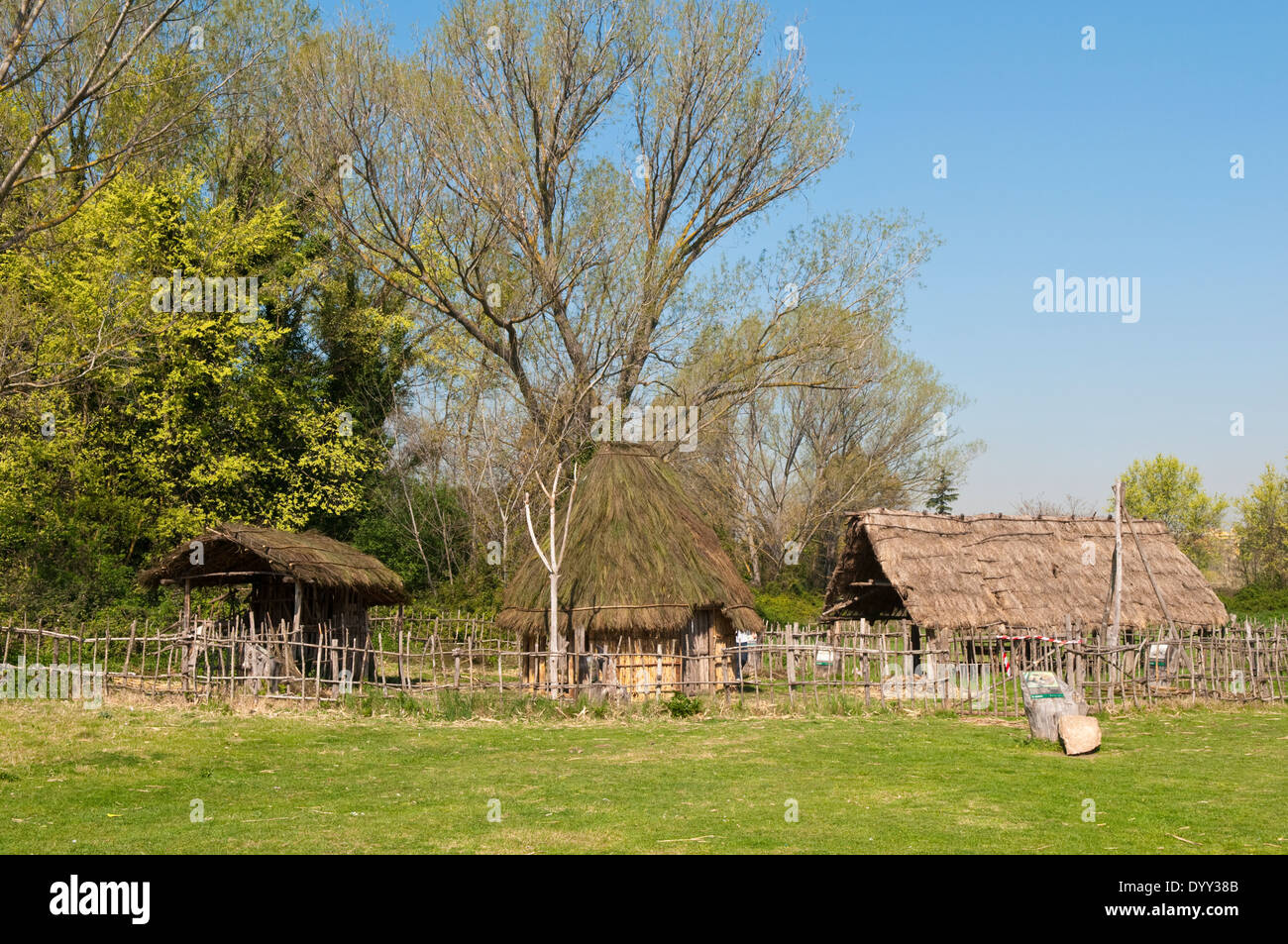 Life-size la ricostruzione di una agricoltura preistorica contenitore nel parco della Caffarella, Roma Foto Stock