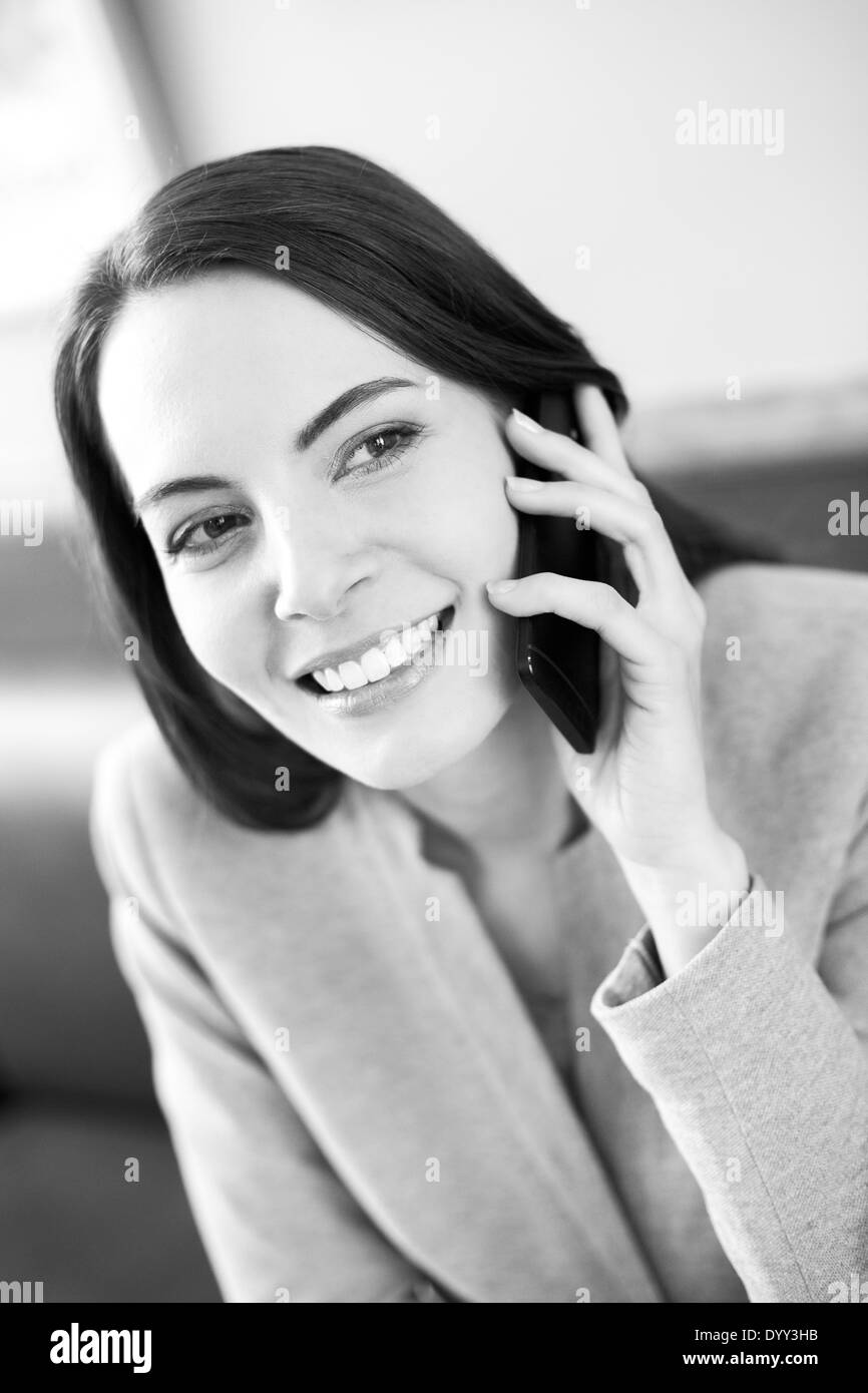 Donna sorridente imprenditrice telefono mobile ristorante Foto Stock