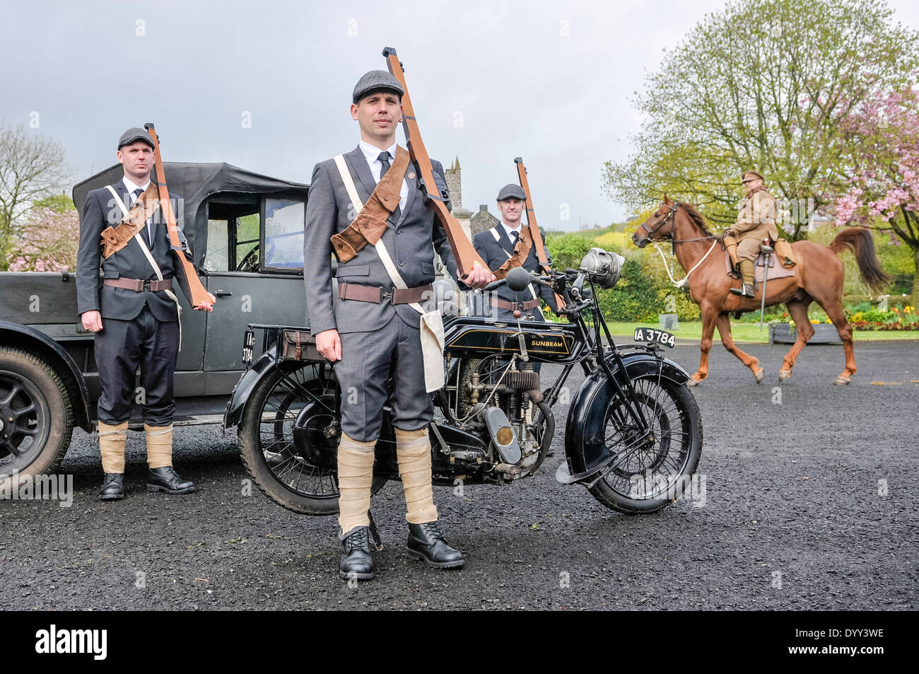 Tre uomini vestiti come membri dell'Ulster Volunteer Force (UVF) portano i  fucili in legno, come una lega di saldatura passa a cavallo Foto stock -  Alamy