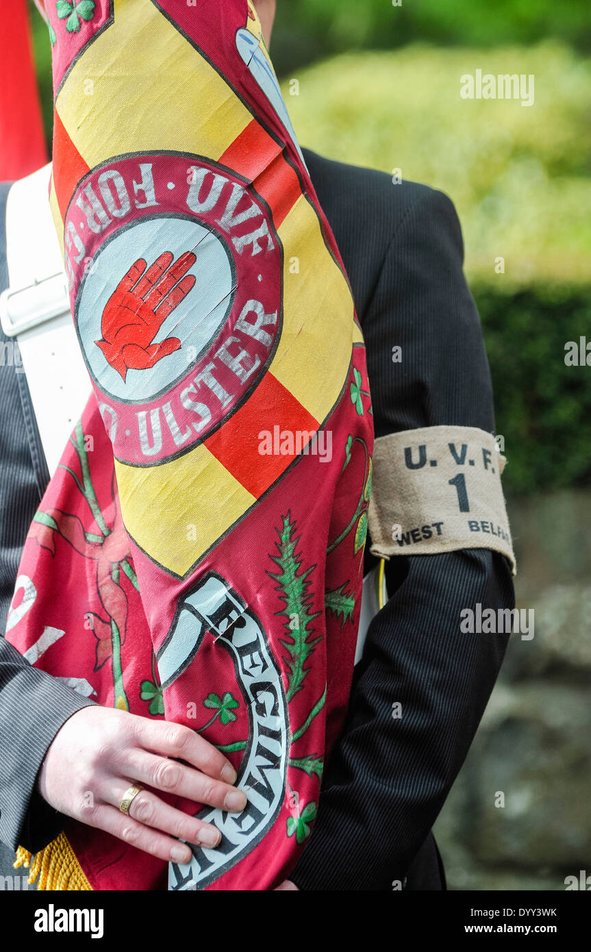 Un uomo che indossa un Ulster Volunteer Force fascia da braccio, e trasporta un flag UVF Foto Stock