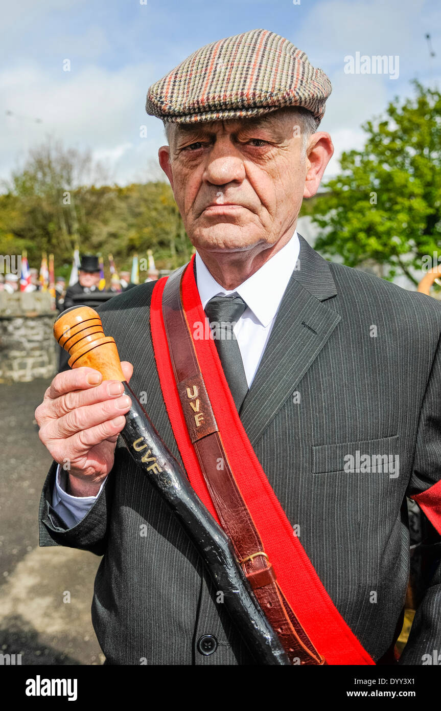 Un uomo indossa UVF sulla sua borsa tracolla, e porta un marchio UVF bastone. Foto Stock