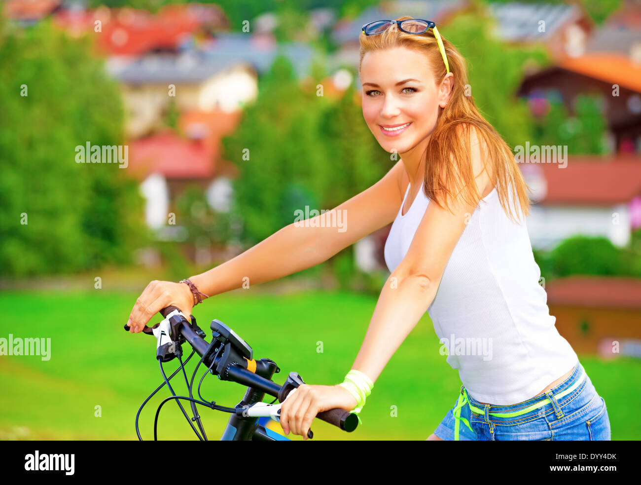 Ritratto di donna felice di riposo in campagna, godendo il tour europeo in bicicletta, sport estremo, felici vacanze estive concept Foto Stock