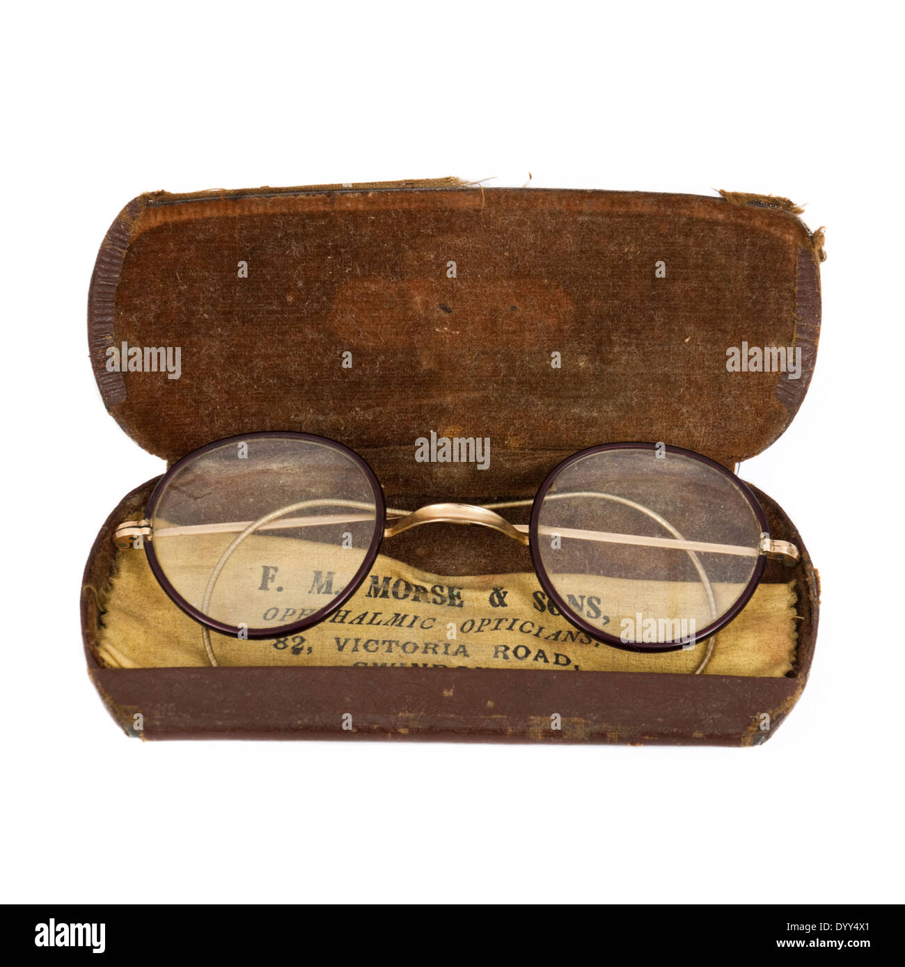 Occhiali antichi in caso originale, fornito da F.M. Morse & Sons, 82 Victoria Road, Swindon, Wiltshire, Regno Unito Foto Stock