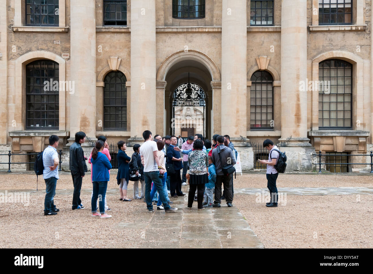 Turisti asiatici visitando la Libreria di Bodleian motivi in Oxford Foto Stock