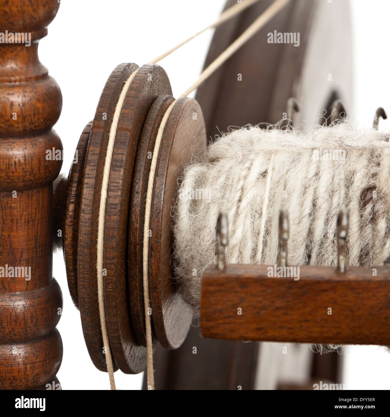 Close-up di in legno realizzati a mano la ruota di filatura contro uno sfondo bianco Foto Stock