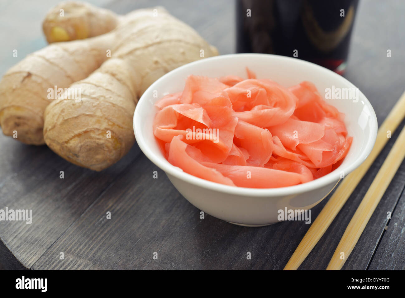 Decapati zenzero con salsa di soia e le bacchette di legno su piastra Foto Stock