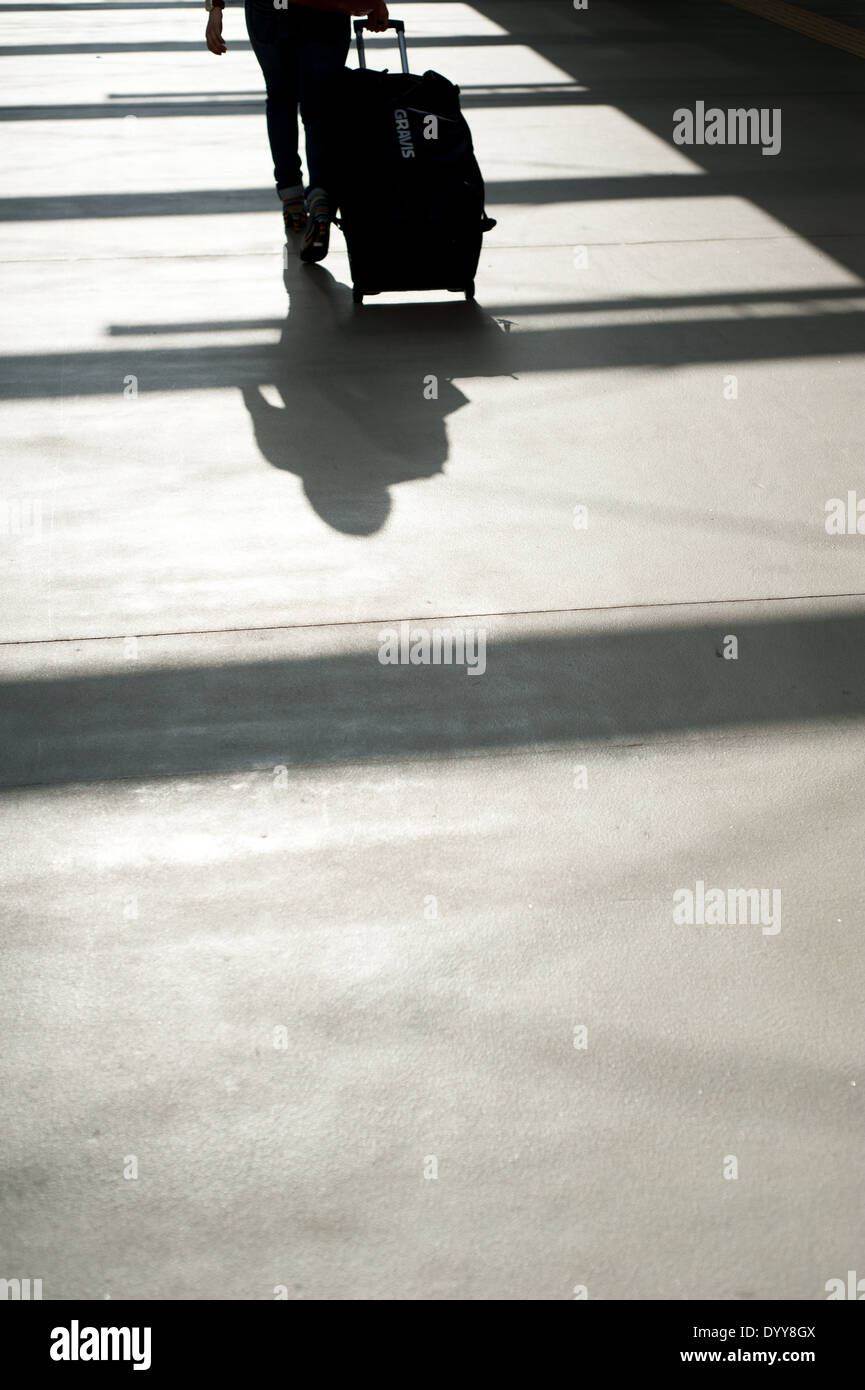Persone che camminano in Shinjuku, Tokyo, Giappone Foto Stock