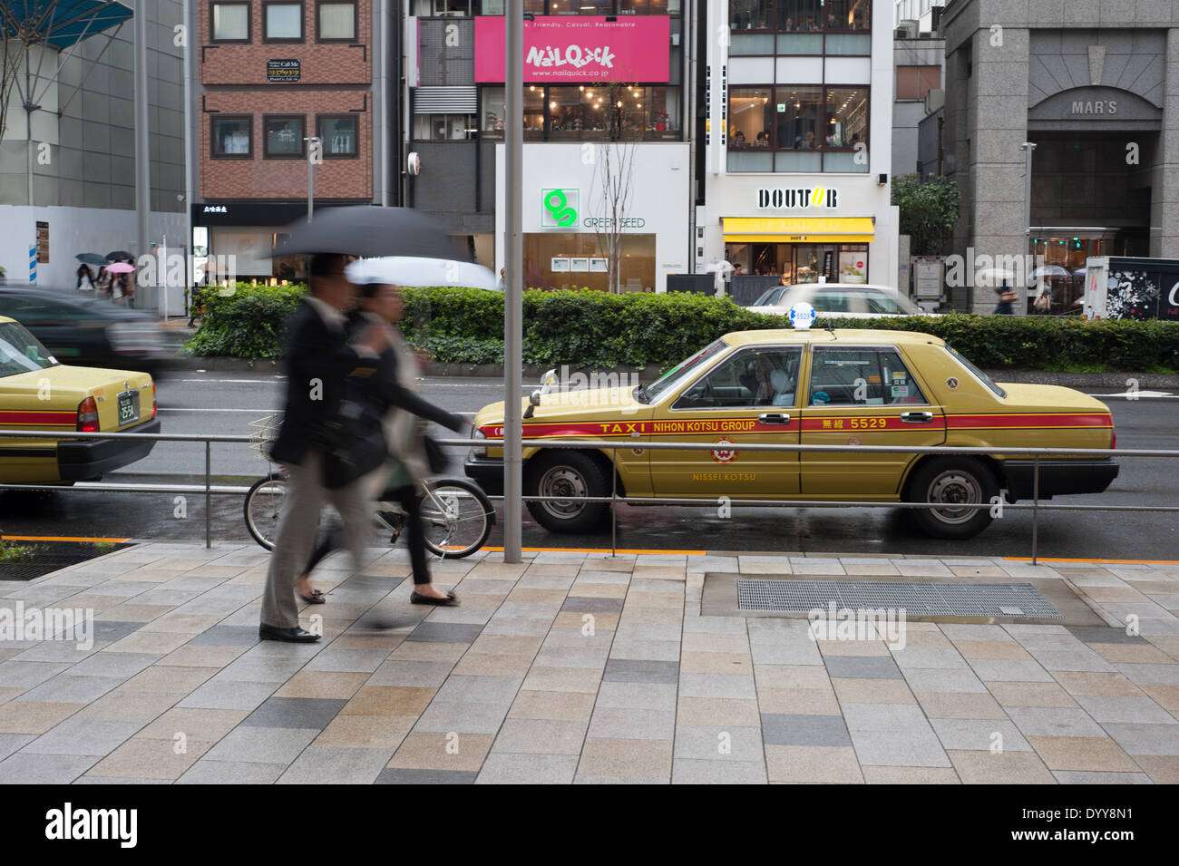 Persone con ombrello in Aoyama, Tokyo, Giappone Foto Stock