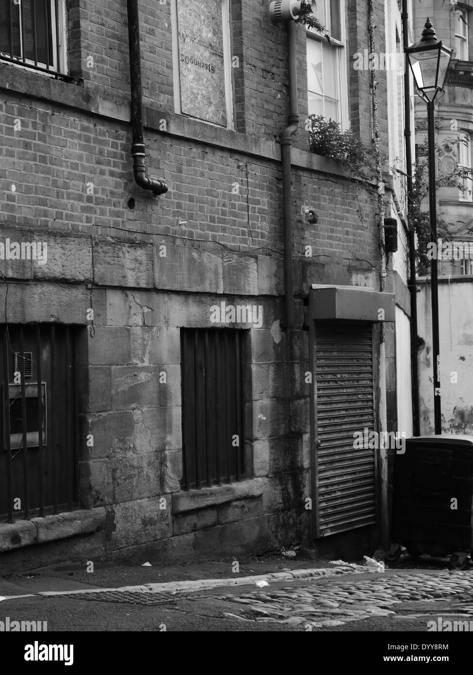 Abbandonate / derelitti / run-giù gli edifici in back lane, Newcastle upon Tyne, Inghilterra, Regno Unito. Monocromatico Foto Stock Abbandonate / derelitti / run-giù gli edifici in back lane, Newcastle upon Tyne, Inghilterra, Regno Unito. Monocromatico Foto Stock
