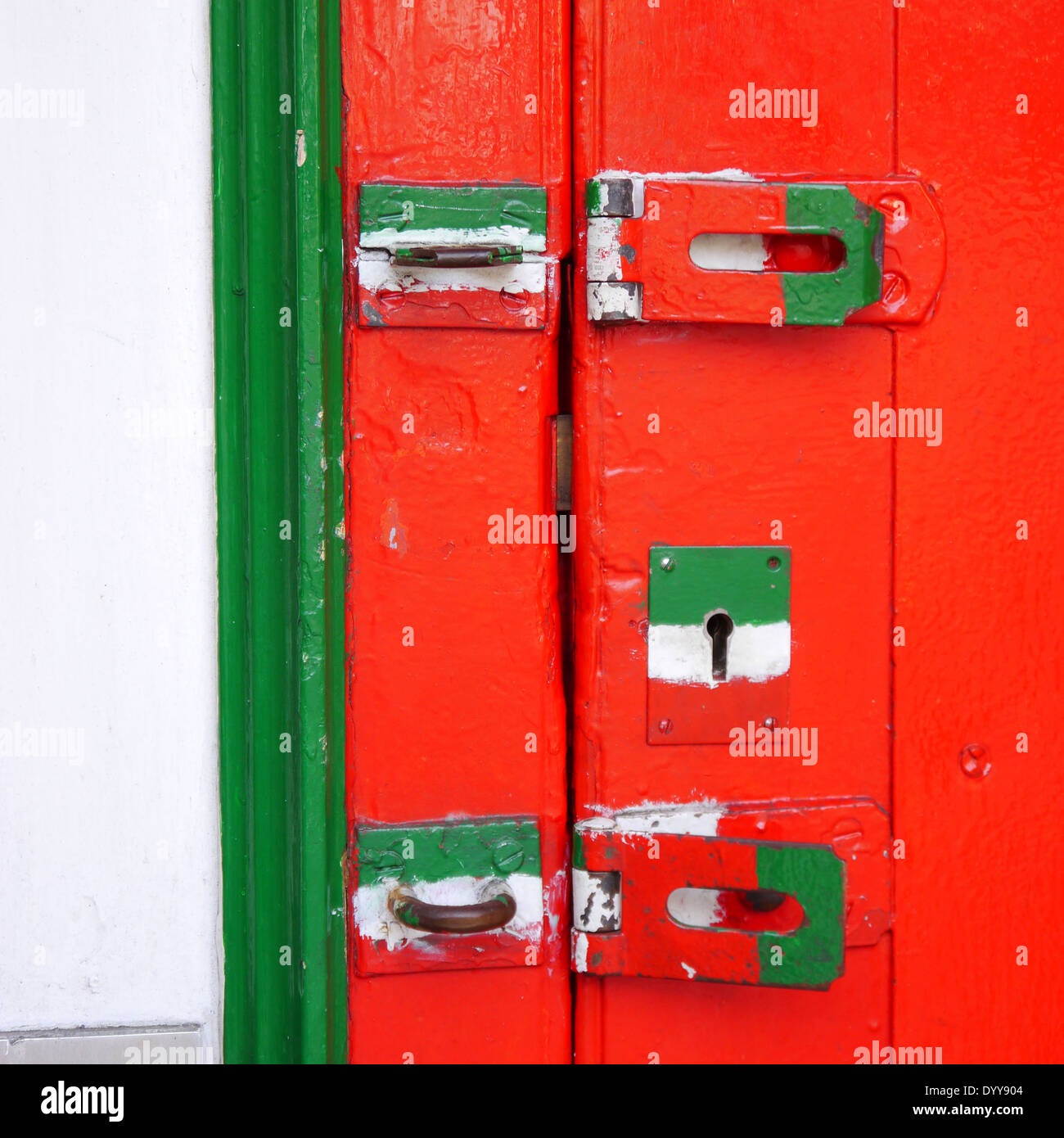 Immagine astratta della porta, serratura e cerniere al di fuori di un ristorante italiano in luminosi colori della bandiera italiana, rosso verde e bianco Foto Stock