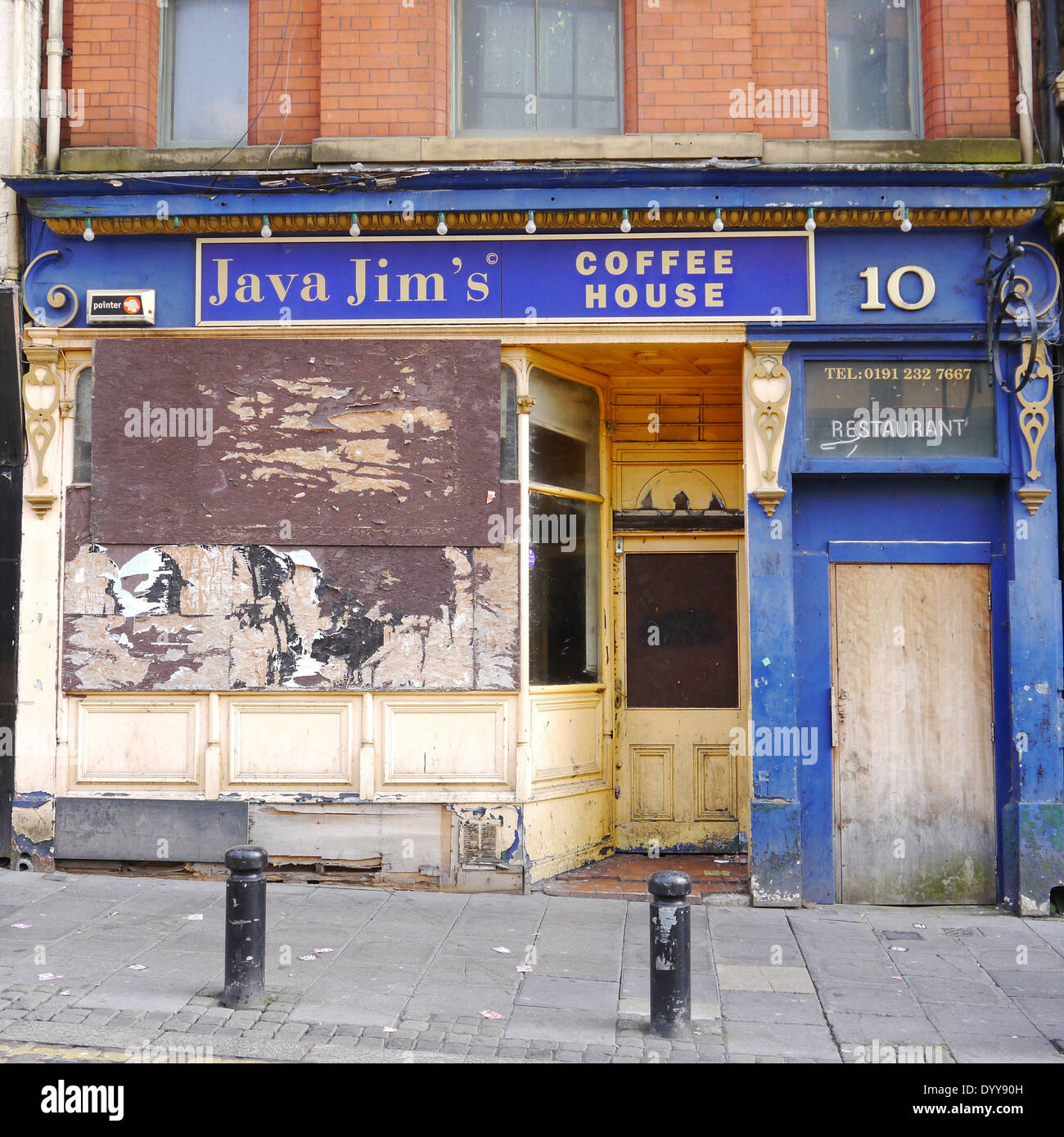 Abbandonate / abbandonati in disuso / coffee shop locali, Mercato di stoffa, Newcastle upon Tyne, Inghilterra, Regno Unito. Foto Stock