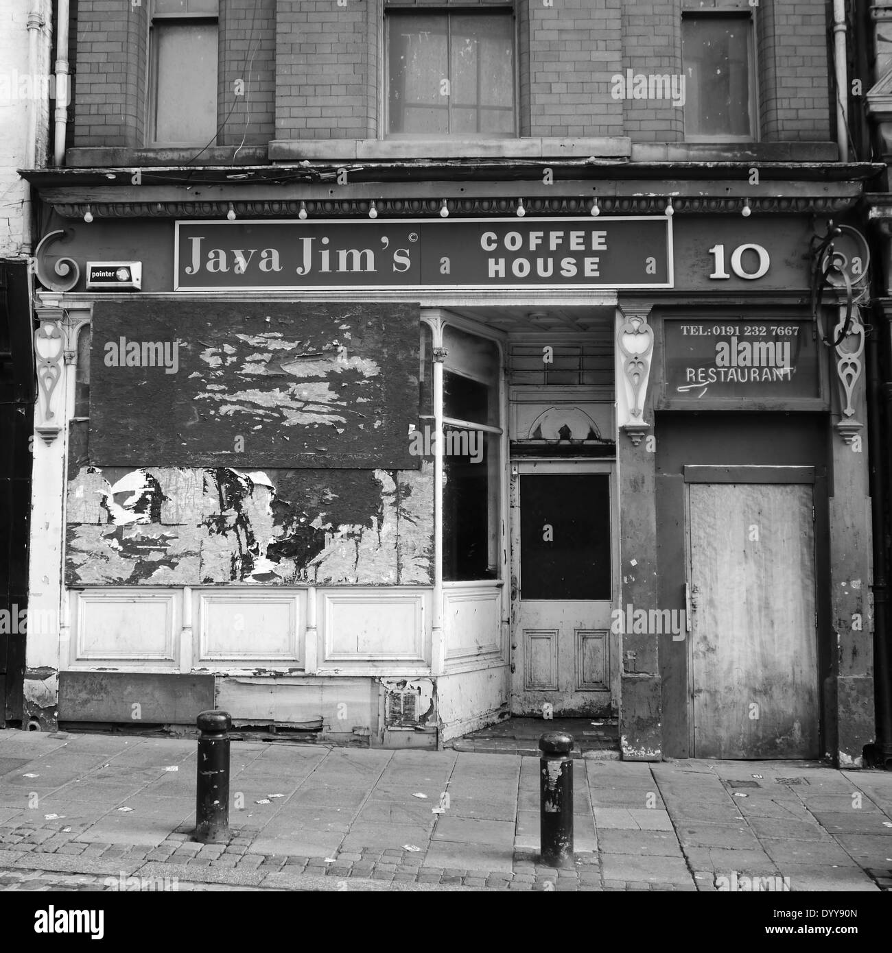 Abbandonate / abbandonati in disuso / coffee shop locali, Mercato di stoffa, Newcastle upon Tyne, Inghilterra, Regno Unito. Monocromatico Foto Stock