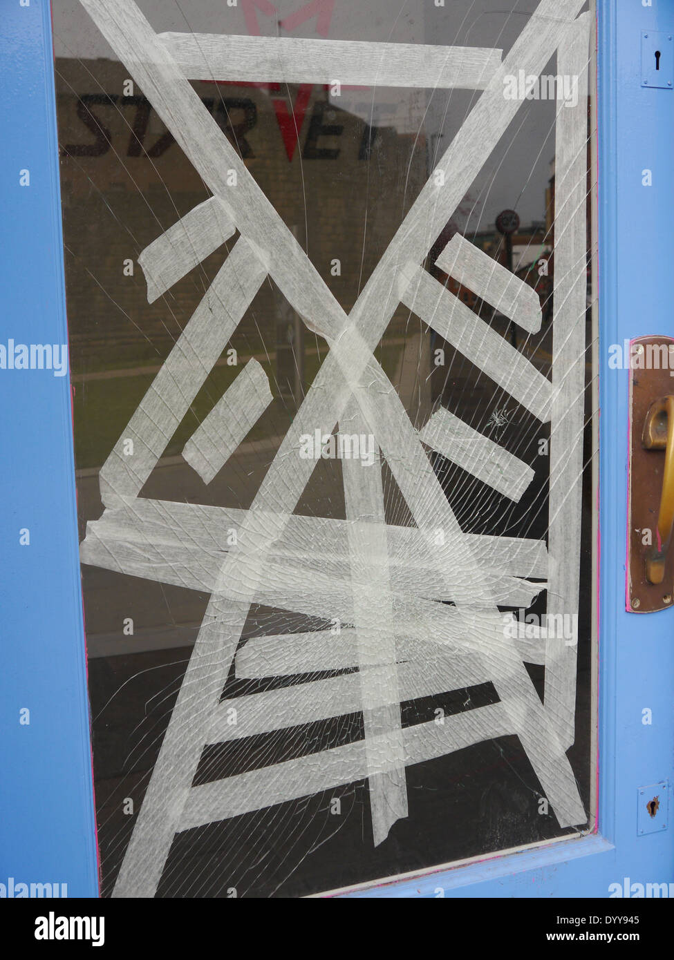 Atti di vandalismo - vetro rotto di locali commerciali, Newcastle upon Tyne, England, Regno Unito Foto Stock