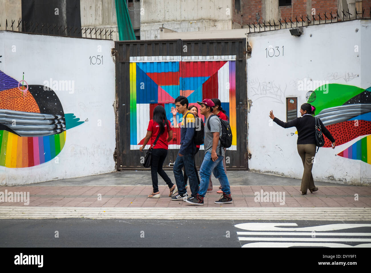 LIMA, Perù - circa aprile 2014: gruppo di persone a piedi nella famosa e popolosa Jose Larco Ave, nella zona di Miraflores. Foto Stock