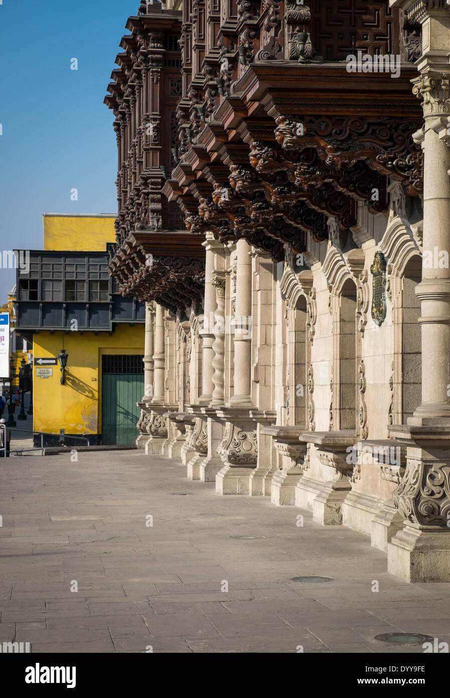 Vista della facciata del Palazzo Arcivescovile di Lima centro storico in Perù Foto Stock