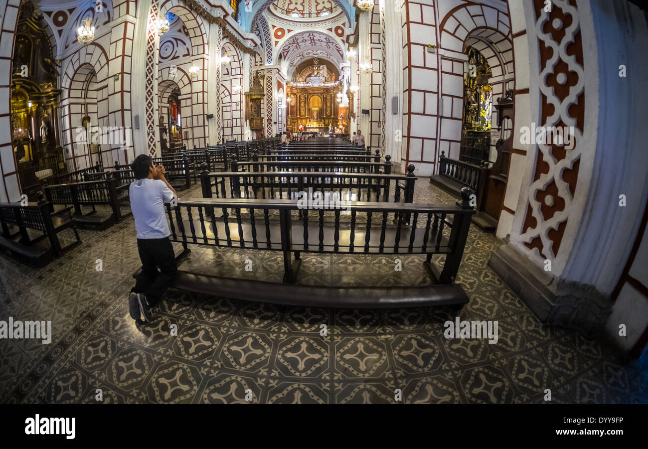 LIMA, Perù - circa aprile 2014: uomo adorare presso il Monastero di San Francisco in Lima centro storico in Perù Foto Stock