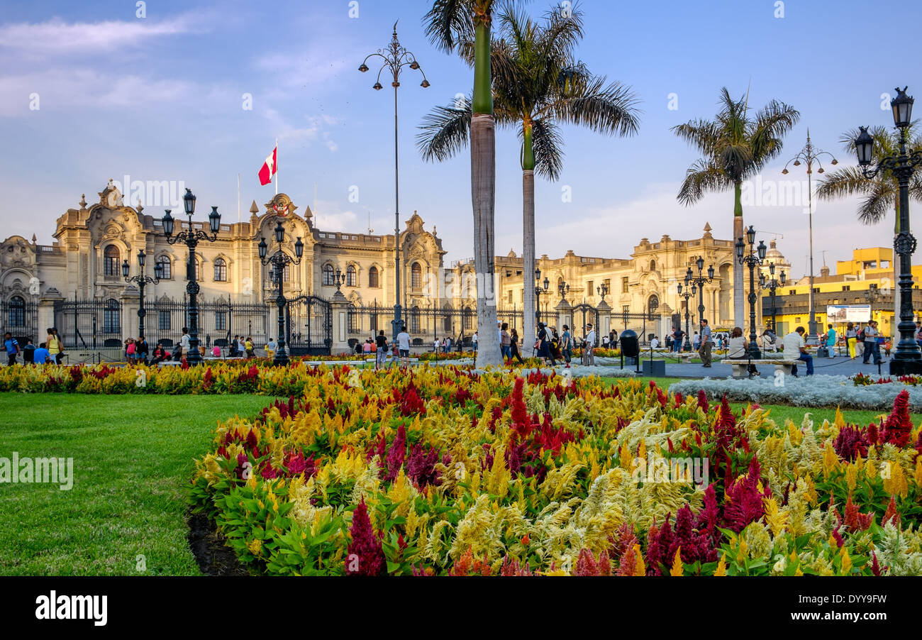 LIMA, Perù - circa aprile 2014: Vista del Palazzo del Governo da Plaza Mayor di Lima centro storico in Perù Foto Stock