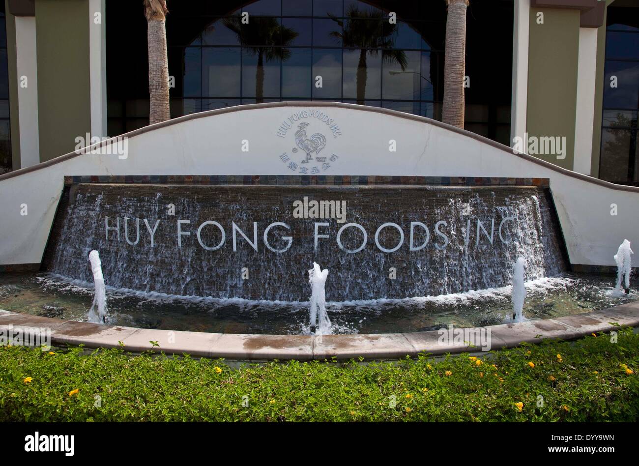 Irwindale, California, Stati Uniti d'America. 27 apr 2014. Al di fuori di Huy Fong alimenti Sriracha stabilimento di Irwindale. Huy Fong cibi che produce il famoso Sriracha salsa calda ha 90 giorni per contenere i suoi fumi dopo una decisione da parte di un California City Council per etichettare un disturbo alla quiete pubblica. La città di Irwindale la risoluzione del Consiglio consente ai funzionari di apportare modifiche se gli odori continuare dopo la fabbrica di scadenza è passato. La fabbrica aveva lavorato con la costa meridionale di qualità dell'aria del distretto di gestione sul sistema di filtrazione poiché le denunce da parte di residenti prima è accaduto. Residenti di Irwindale, a est di Los Ang Foto Stock