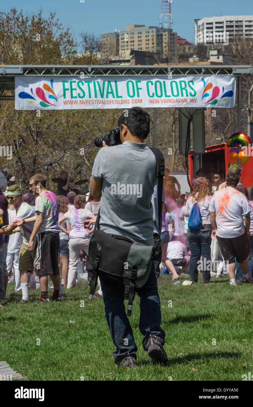 Fotografo la registrazione di una folla in un Festival di colori. Pittsburgh, Pennsylvania Foto Stock